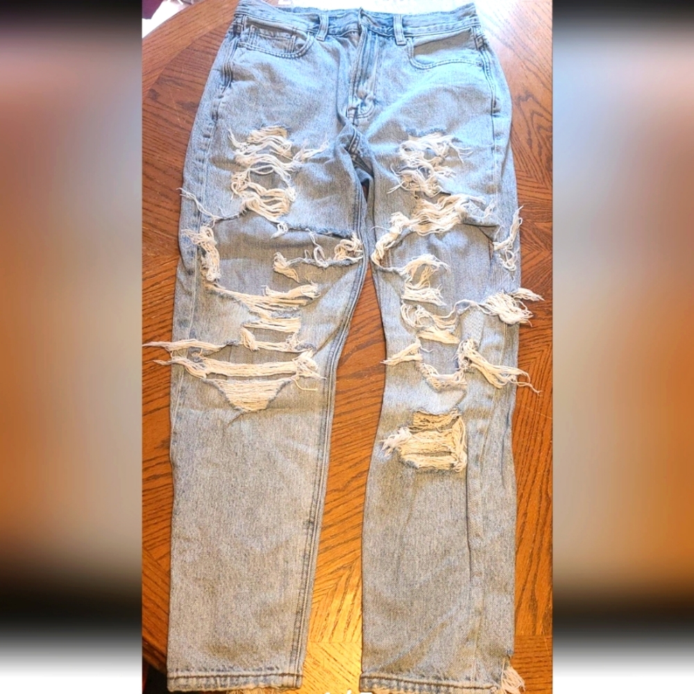 A E mom Destructed jeans high rise